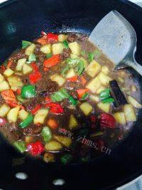 家常菜土豆烧牛肉做法图解6)