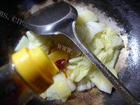 家常菜土豆炒白菜做法图解7)
