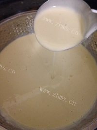 美味的葱花鸡蛋饼做法图解3)