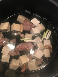 营养的海带豆腐排骨汤做法图解3)