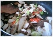 香菇炒肉丝做法图解4)