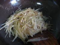 百吃不厌的炒土豆做法图解10)