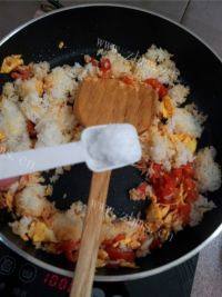 色味俱全的西红柿炒饭做法图解8)