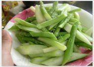 自制芦笋炒肉做法图解4)