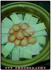 美味的金菇五彩豆腐牛肉煲做法图解7)