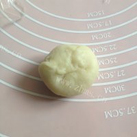 诱人的豆沙菊花酥做法图解5)