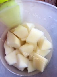 家常菜土豆烧鸡腿做法图解2)