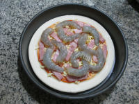 食欲满满的培根鲜虾披萨做法图解6)