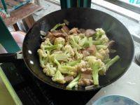 家常菜花菜炒肉片做法图解14)