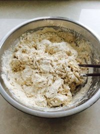 自制猪肉芹菜水饺做法图解2)