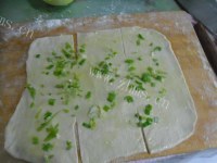 美味的葱花油饼做法图解5)