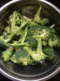 油而不腻的蒜蓉西兰花做法图解1)