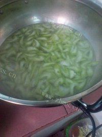 下酒菜西芹腰果虾仁做法图解2)