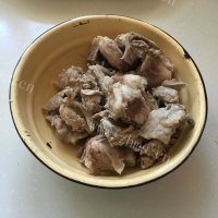 美味的酸菜排骨做法图解1)