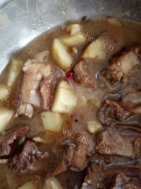 土豆炖排骨做法图解9)