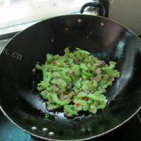 口感饱满的肉末苦瓜做法图解9)