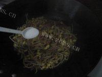百吃不厌的五花肉炒黄豆芽做法图解10)