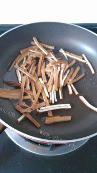 自制西芹炒香干做法图解3)