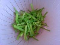 豆干炒芹菜自制做法图解2)