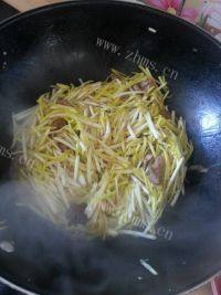 家常菜蒜黄炒肉做法图解6)