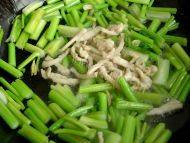 「健康美食」芹菜炒肉丝做法图解6)