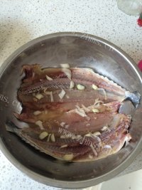 美味孜然煎鲅鱼做法图解2)