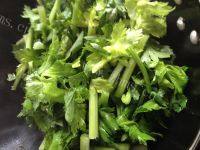 自制芹菜炒肉片做法图解6)