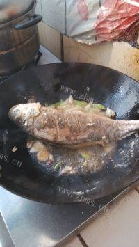 诱人的炖黄花鱼做法图解9)