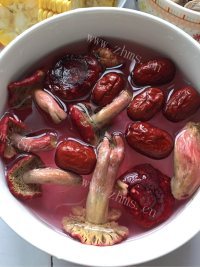 美味的红菌粟米排骨汤做法图解4)