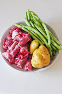 美味的土豆豆角炖排骨做法图解1)