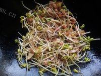 绿色食物之炒河粉做法图解8)
