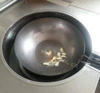 家常菜芹菜炒猪肝做法图解5)