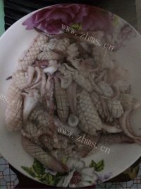 美味的青椒炒鱿鱼做法图解3)