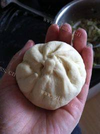 自己做的猪肉香菇包子做法图解7)
