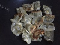 美味的香煎饺子做法图解4)