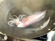 美味的水煮鱿鱼做法图解3)