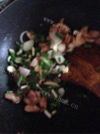 喷香的豆芽炒肉做法图解5)