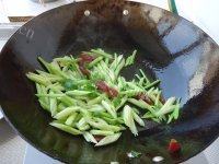 家常菜腊肠炒芹菜做法图解5)