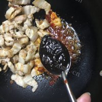 特制甜酱爆炒五花肉做法图解9)