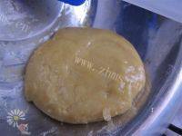 豆沙蛋黄月饼做法图解5)