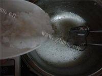 自制原味戚风蛋糕做法图解5)