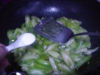 家常菜素炒芹菜