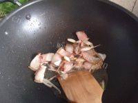 家常菜腊肉炒芹菜做法图解6)