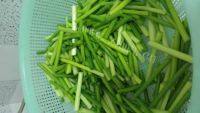 家常菜蒜苗炒蚕豆做法图解3)