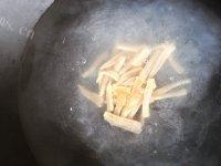 健康美味的香菇鸡肉粥做法图解4)