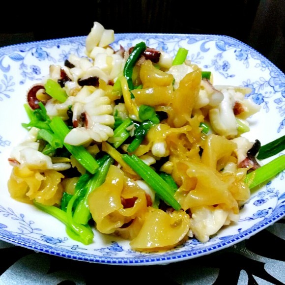 珍馐美味的花胶墨鱼炒芹菜