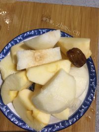 美味的苹果雪梨瘦肉汤做法图解4)