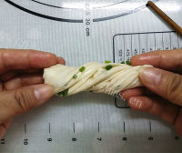 热腾腾的葱油花卷做法图解12)