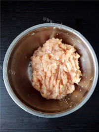 美味香菇鸡肉汉堡做法图解4)