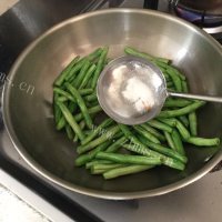 诱人的干煸豆角做法图解5)